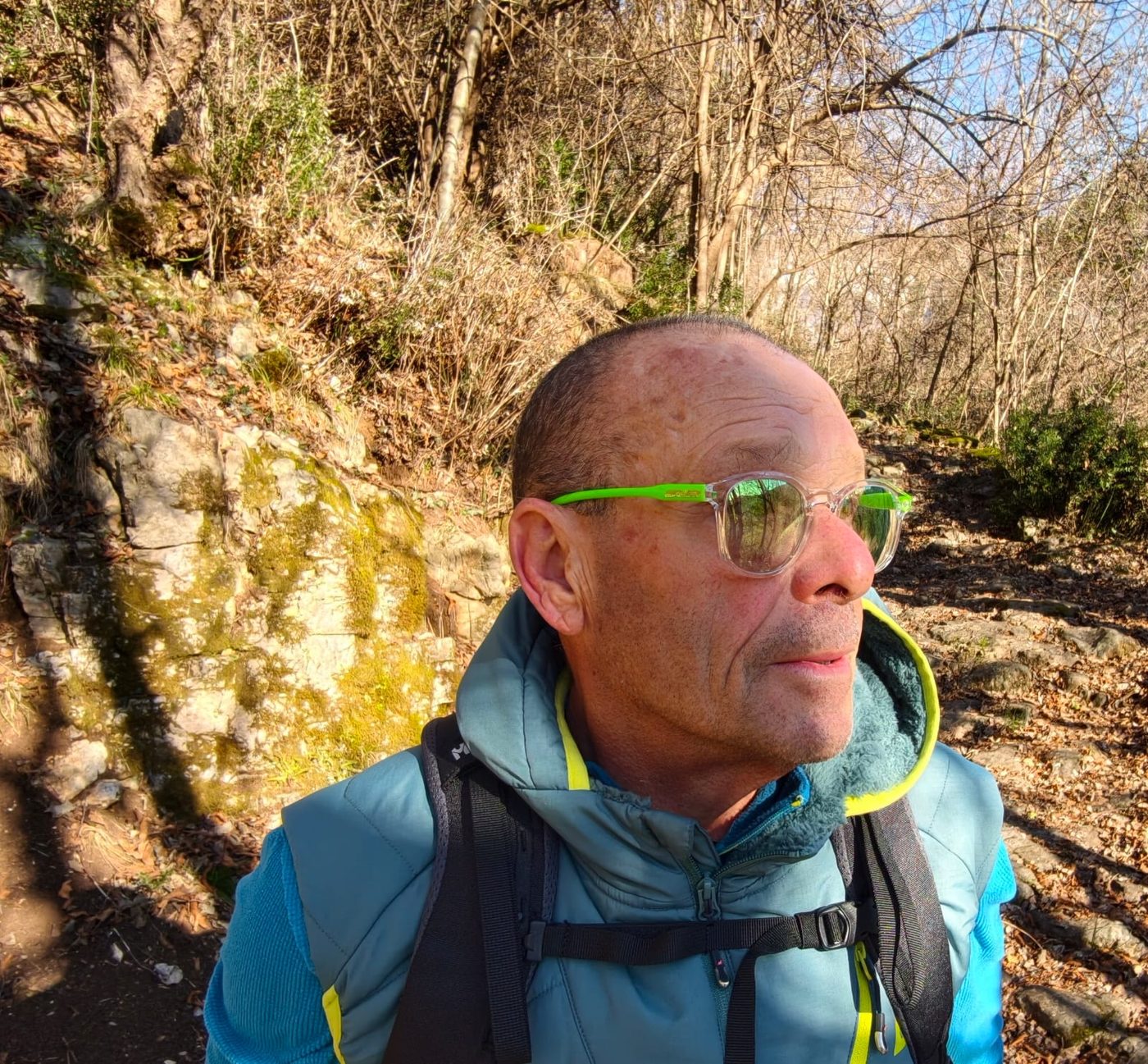 Cliente Piera Occhiali con montatura da vista durante un'escursione